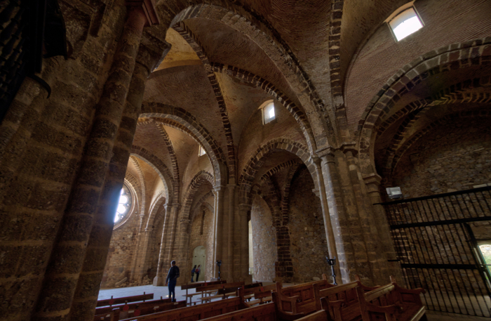 Nave central y comunicación con la de la epístola de la iglesia del castillo de Calatrava la Nueva 